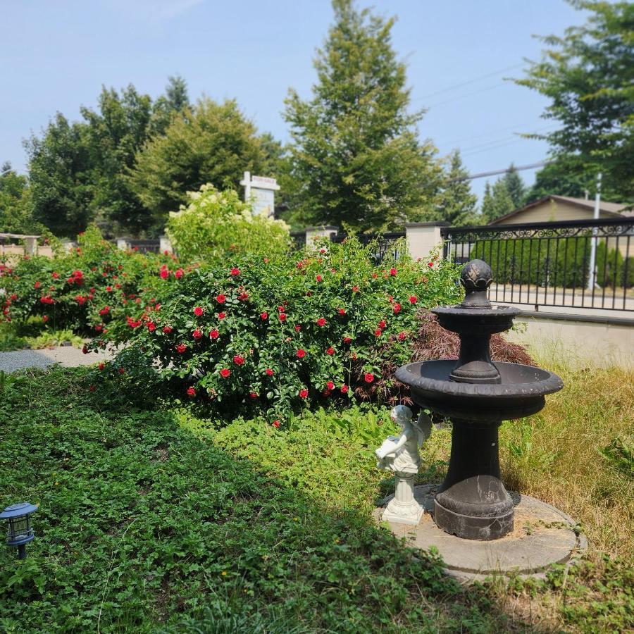 Отель Empress Madani Palace Суррей Экстерьер фото